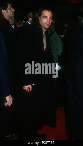 HOLLYWOOD, CA - novembre 10: Attore Richard Grieco assiste la Columbia Pictures "Bram Stoker Dracula dell' Premiere il 10 novembre 1992 presso il Teatro Cinese di Mann in Hollywood, la California. Foto di Barry re/Alamy Stock Photo Foto Stock