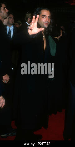 HOLLYWOOD, CA - novembre 10: Attore Richard Grieco assiste la Columbia Pictures "Bram Stoker Dracula dell' Premiere il 10 novembre 1992 presso il Teatro Cinese di Mann in Hollywood, la California. Foto di Barry re/Alamy Stock Photo Foto Stock