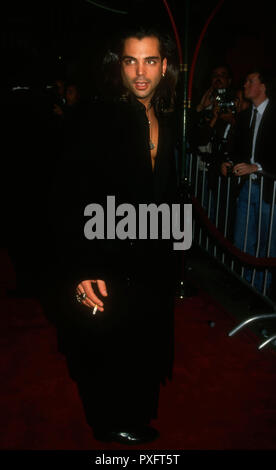 HOLLYWOOD, CA - novembre 10: Attore Richard Grieco assiste la Columbia Pictures "Bram Stoker Dracula dell' Premiere il 10 novembre 1992 presso il Teatro Cinese di Mann in Hollywood, la California. Foto di Barry re/Alamy Stock Photo Foto Stock