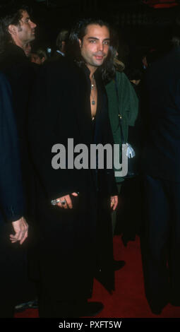 HOLLYWOOD, CA - novembre 10: Attore Richard Grieco assiste la Columbia Pictures "Bram Stoker Dracula dell' Premiere il 10 novembre 1992 presso il Teatro Cinese di Mann in Hollywood, la California. Foto di Barry re/Alamy Stock Photo Foto Stock