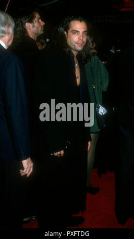 HOLLYWOOD, CA - novembre 10: Attore Richard Grieco assiste la Columbia Pictures "Bram Stoker Dracula dell' Premiere il 10 novembre 1992 presso il Teatro Cinese di Mann in Hollywood, la California. Foto di Barry re/Alamy Stock Photo Foto Stock