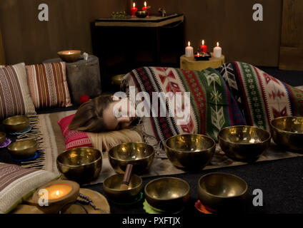 Meditazione con campane tibetane. Concetto di calma e relax Foto Stock