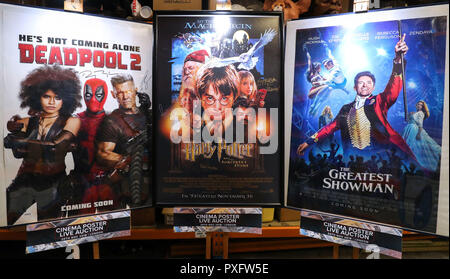 Manifesti di cinema per Deadpool 2, firmato da Ryan Reynolds e Josh Brolin, Harry Potter e la pietra filosofale, firmato da Daniel Radcliffe, Rupert Grint e Emma Watson e il più grande showman, firmato da Hugh Jackman durante una anteprima della prossima poster cinema asta al Prop Store sede vicino a Rickmansworth. Foto Stock