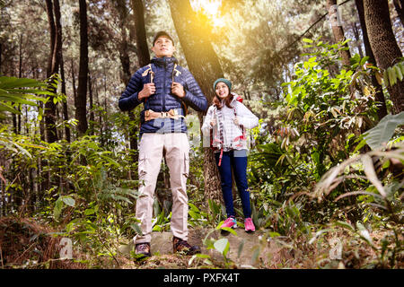 Ritratto di coppia asiatica con zaino pronto a esplorare la foresta Foto Stock