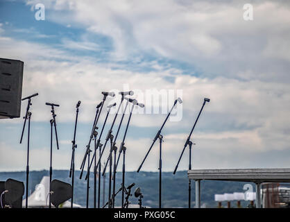 Molti microfoni sul palco. Preparazione per un concerto Foto Stock