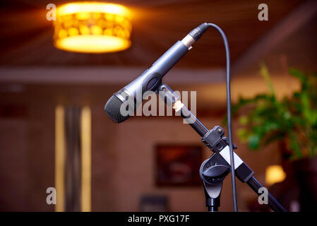 Il microfono su rack close-up su uno sfondo sfocato. Foto Stock