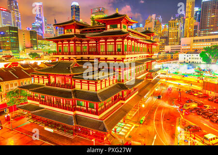 Dente del Buddha reliquia tempio di Singapore dalla vista aerea, sud-est asiatico. Spettacolare tempio buddista nel quartiere Chinatown con business district skyline sullo sfondo di notte. Foto Stock