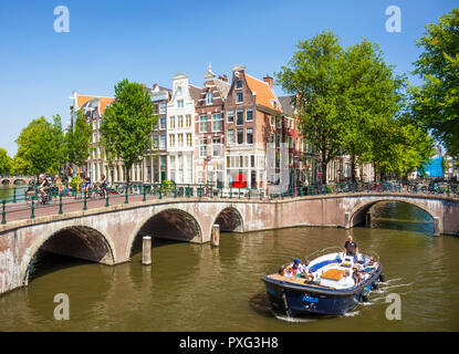 Amsterdam canal boat andare sotto i ponti di Leidsegracht canal in corrispondenza della giunzione con canale Keizergracht Amsterdam Paesi Bassi Olanda UE Europa Foto Stock