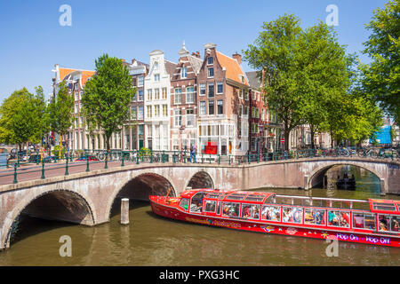 Amsterdam canal boat andare sotto i ponti del canale Keizergracht in corrispondenza della giunzione con Leidsegracht canal Amsterdam Paesi Bassi Olanda UE Europa Foto Stock