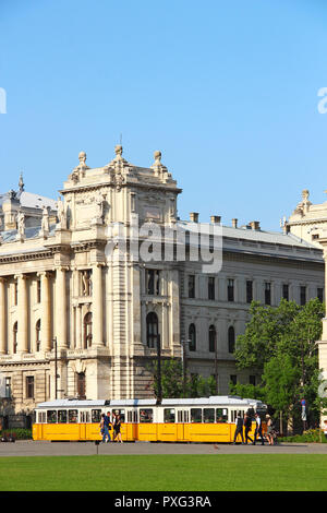 BUDAPEST, Ungheria - 5 Maggio 2018: il vecchio tram giallo vicino a Museo Etnografico su Kossuth Lajos ter (quadrato) nel centro storico di Budapest Foto Stock