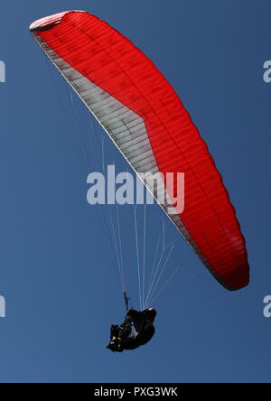 Attività di parapendio in Chamonix nelle Alpi francesi, Francia. Foto Stock