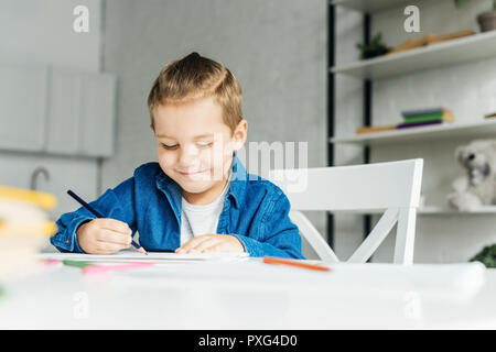 Sorridente bambina Disegno con matite di colore a casa Foto Stock