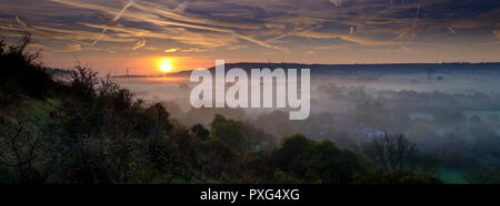 Di prima mattina nebbia autunnale su East Meon villaggio con Butser Hill e il South Downs in background, South Downs National Park, Hampshire, Regno Unito Foto Stock