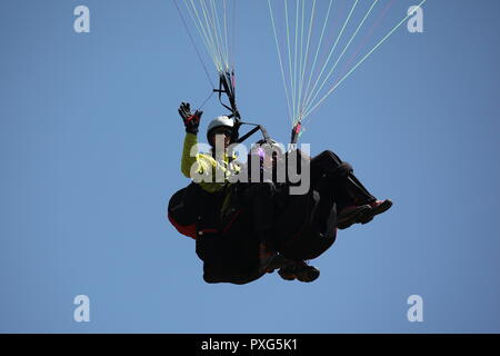Attività di parapendio in Chamonix nelle Alpi francesi, Francia. Foto Stock