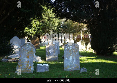 Viste generali di tombe e monumenti funerari a Santa Maria Maddalena della chiesa di Inghilterra Chiesa, Sud Bersted, West Sussex, Regno Unito. Foto Stock