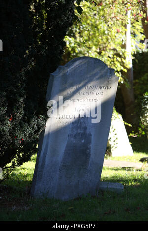 Viste generali di tombe e monumenti funerari a Santa Maria Maddalena della chiesa di Inghilterra Chiesa, Sud Bersted, West Sussex, Regno Unito. Foto Stock