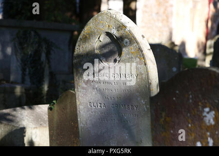 Viste generali di tombe e monumenti funerari a Santa Maria Maddalena della chiesa di Inghilterra Chiesa, Sud Bersted, West Sussex, Regno Unito. Foto Stock