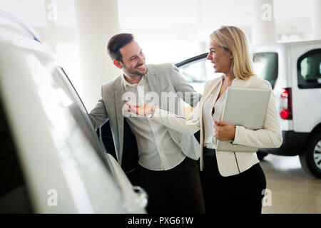 Immagine del venditore professionale lavorando in concessionaria auto Foto Stock