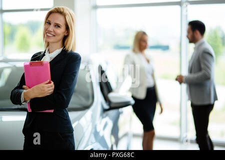 Immagine del venditore professionale lavorando in concessionaria auto Foto Stock