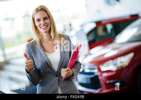 Immagine del venditore professionale lavorando in concessionaria auto Foto Stock