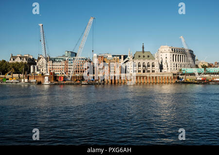 Londra, Regno Unito. Vista sul Fiume Tamigi a Victoria Embankment da Blackfriars Bridge foreshore. Costruzione di un nuovo 'super fogna' e pier Foto Stock