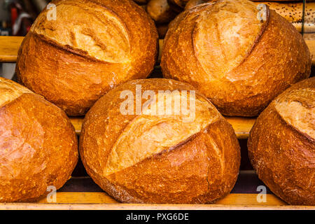 Il pane artigianale in vendita in una panetteria. Foto Stock