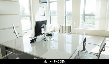 Vuoto moderno ed elegante ufficio con windows e nei luoghi di lavoro Foto Stock