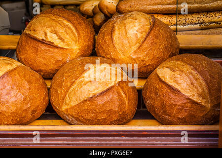 Il pane artigianale in vendita in una panetteria. Foto Stock