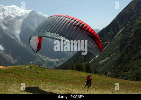 Attività di parapendio in Chamonix nelle Alpi francesi, Francia. Foto Stock