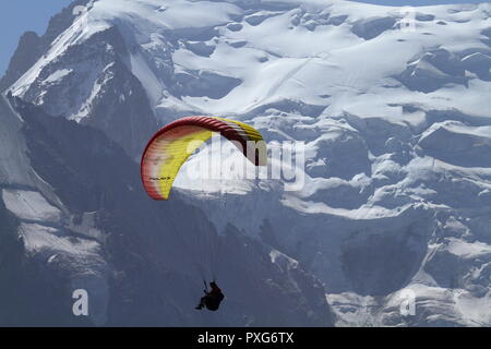 Attività di parapendio in Chamonix nelle Alpi francesi, Francia. Foto Stock