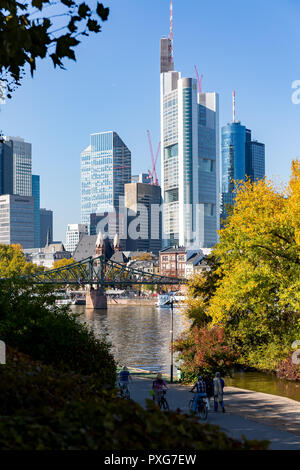Francoforte, Germania, Ottobre 10th. 2018 - Frankfurt, Germania, vista sul fiume principale e il ponte pedestians Eisener Steg per lo skyline di una summe Foto Stock