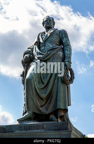 Francoforte, Germania, 3 giugno - 2018, monumento di Johann Wolfgang von Goethe a Goetheplatz nel centro città di Francoforte. Foto Stock