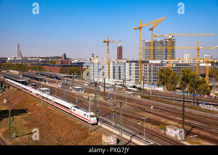 Vista della stazione ferroviaria Deutz e il cantiere per la costruzione del progetto di costruzione MesseCity Koeln vicino al centro fieristico nel quartiere Deutz di Colonia, Foto Stock