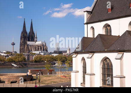 Vista dal quartiere Deutz attraverso il Reno alla cattedrale, a destra la chiesa di Alt St. Heribert, Colonia, Germania. Blick von Deutz ueber den Foto Stock