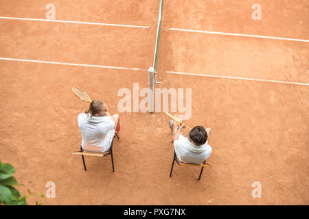 Vista aerea del i giocatori di tennis con racchette in legno appoggiata su corte Foto Stock