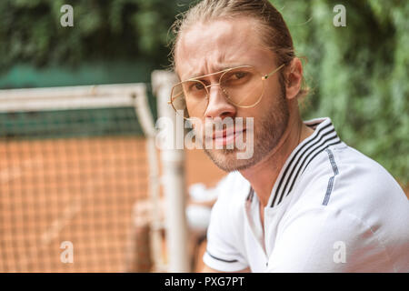 Ritratto di bello giocatore di tennis in occhiali Foto Stock