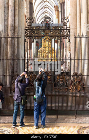 I visitatori di scattare foto del Santuario dei Tre Re Magi presso la cattedrale di Colonia, Germania. Besucher fotografieren den Dreikoenigsschrein im Dom, koel Foto Stock