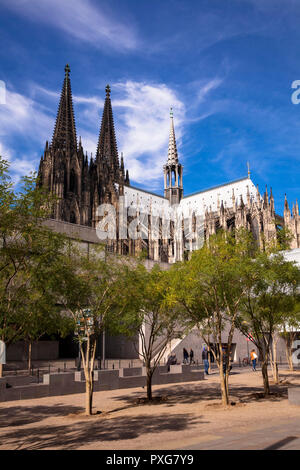 Vista dalla piazza Kurt-Hackenberg alla cattedrale di Colonia, Germania. Blick vom Kurt-Hackenberg-Platz zum Dom, Koeln, Deutschland. Foto Stock