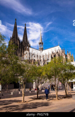 Vista dalla piazza Kurt-Hackenberg alla cattedrale di Colonia, Germania. Blick vom Kurt-Hackenberg-Platz zum Dom, Koeln, Deutschland. Foto Stock