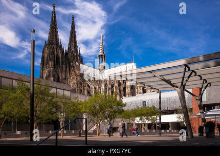 Vista dalla Kurt-Hackenberg quadrata per il Museo Ludwig e la cattedrale di Colonia, Germania. Blick vom Kurt-Hackenberg-Platz zum Museo Ludwig und Foto Stock