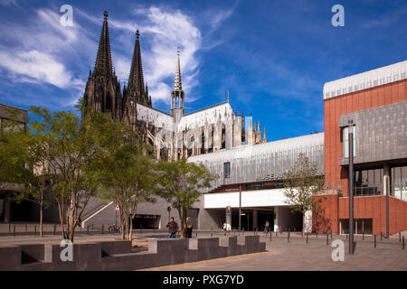 Vista dalla Kurt-Hackenberg quadrata per il Museo Ludwig e la cattedrale di Colonia, Germania. Blick vom Kurt-Hackenberg-Platz zum Museo Ludwig und Foto Stock