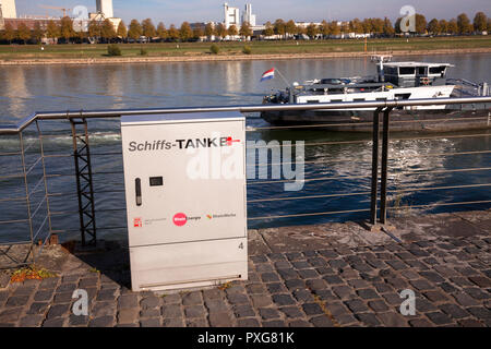 Germania, Colonia, stazione di carica per le navi nel porto di Rheinau. Deutschland, COLONIA, E-Tankstelle/Ladestation fuer Schiffe Rheinauhafen im. Foto Stock