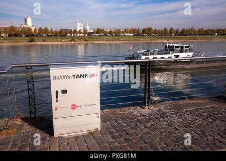 Germania, Colonia, stazione di carica per le navi nel porto di Rheinau. Deutschland, COLONIA, E-Tankstelle/Ladestation fuer Schiffe Rheinauhafen im. Foto Stock