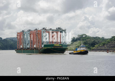 Nave Panama Canal Foto Stock