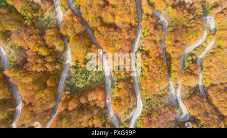 Autunno a zig-zag di montagna strada vista da sopra Foto Stock