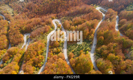 Autunno a zig-zag di montagna strada vista da sopra Foto Stock