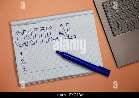 Segno di testo mostra critico. Foto concettuale che esprimono disapprovazione negativi commenti sentenze delusione. Foto Stock