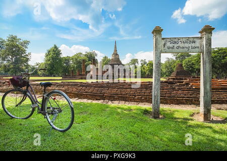 Wat Chang Lom con post in senso tailandese Wat Chang Lom tempio Foto Stock