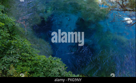 Vista Blue Eye primavera, iniziale fonte di acqua di fiume Bistrice,vicino Muzine nella contea di Valona nell'Albania meridionale. Foto Stock