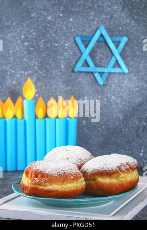 Festa ebraica Hanukkah e i relativi attributi menorah, ciambelle, stella di Davide. Hanukkah menorah. Hanukkah vacanza. Hanukkah ebraica Foto Stock